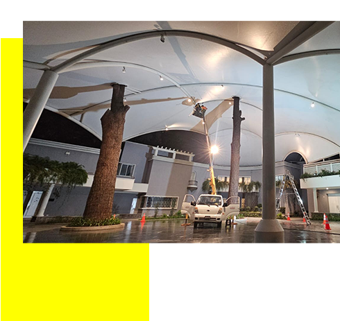 Trabajadores realizando un mantenimiento de tensoestructura